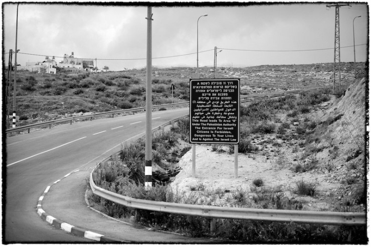 Een weg die leidt naar het A-Gebied ten zuiden van Bethlehem. Op het bord staat dat Israelische burgers daar niet heen mogen. Foto; © Alfred Muller