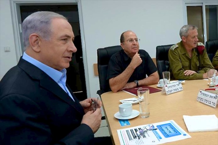 Premier Netanyahu (l.), defensieminister Ya’alon (m.) en stafchef Gantz (l.)voeren overleg. Foto: GPO.