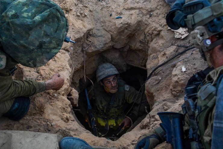 Israëlische parachutisten in de Gazastrook vinden een tunnel, die is gegraven om aanslagen op Israëliërs te plegen. Foto: IDF.