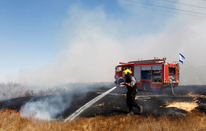 De brandweer blust een brand na de inslag van een raket uit Gaza. Foto: IDF. 