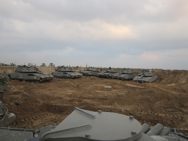 Pantserkorps staat opgesteld langs de grens met Gaza. Foto: IDF.