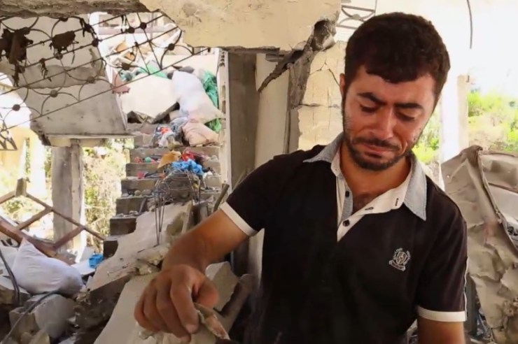 Antoine Ayyad in het verwoeste huis van zijn ouders. Foto: YouTube/CBN News.