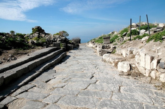 Hippos lag in Dekapolis, het gebied van de tien Griekse steden waar Jezus doortrok.