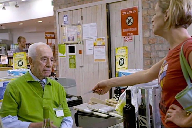 Peres' nieuwe baan. Foto: YouTube. 