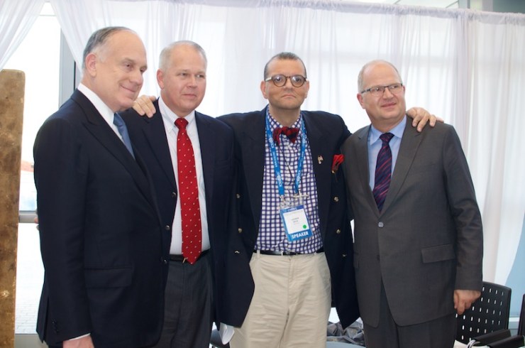 V.l.n.r. Ronald Lauder, dr. William Wilson, kanunnik Andrew White en de directeur van de christelijke ambassade dr. Jürgen Bühler. Foto: Alfred Muller