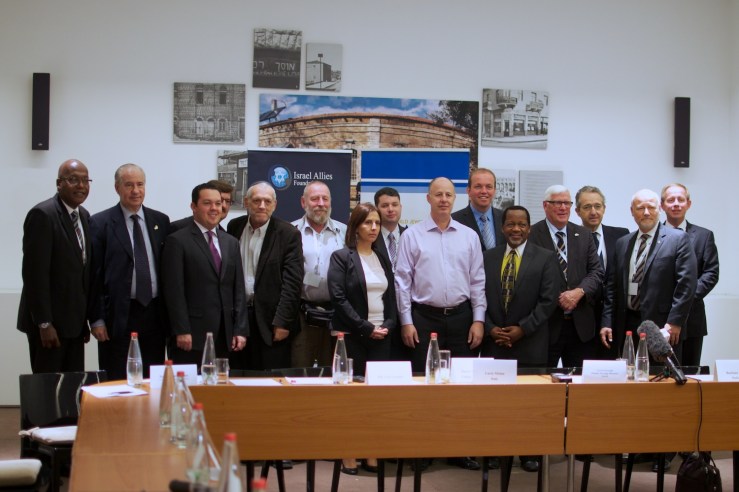 Parlementariërs die deze week Israël bezochten, waaronder Bas Belder en Kees van der Staaij. In het midden vice-minister van Buitenlandse Zaken Tzachi Hanegbi en Knessetlid Gila Gamliel (Likud) en andere Israëliërs. Foto: © Alfred Muller.