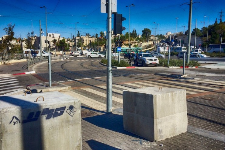 JERUZALEM - Op de perrons van de tram in zijn vorige week betonnen blokken geplaatst om te voorkomen dat terroristen op wachtende passagiers inrijden. Foto; Alfred Muller