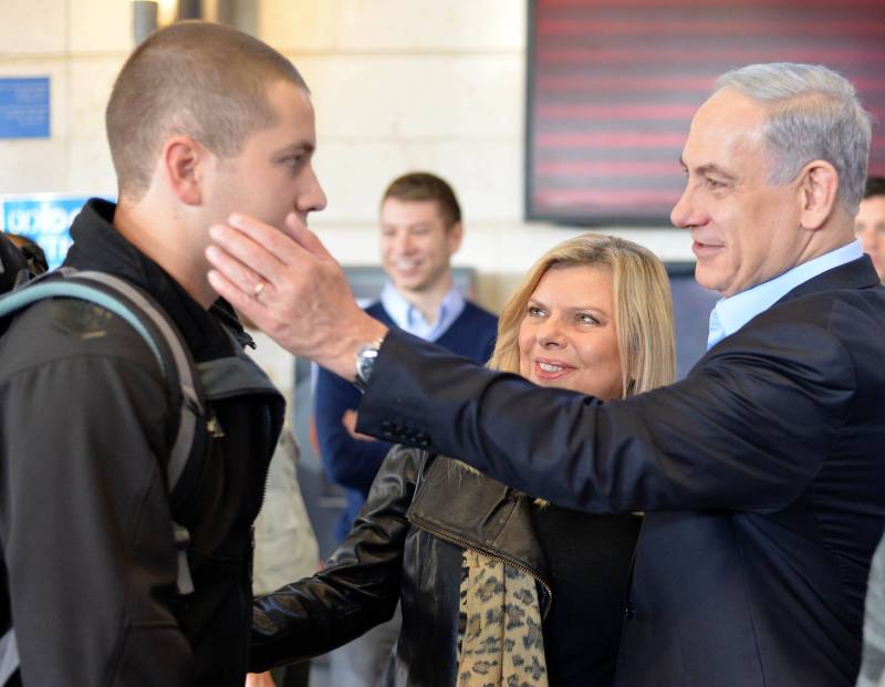 Premier Benjamin Netanyahu en zijn vrouw Sara brachten maandag hun zoon Avner naar het leger. Foto: GPO. 