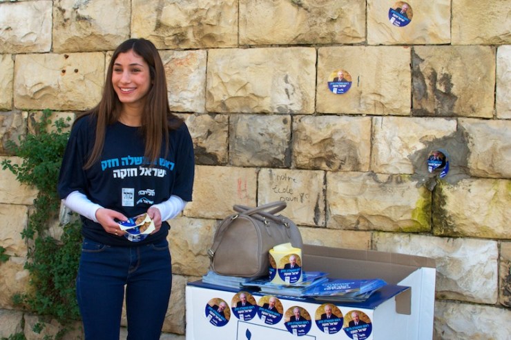 Likudactiviste bij de verkiezingen van vorig jaar. Foto: © Alfred Muller
