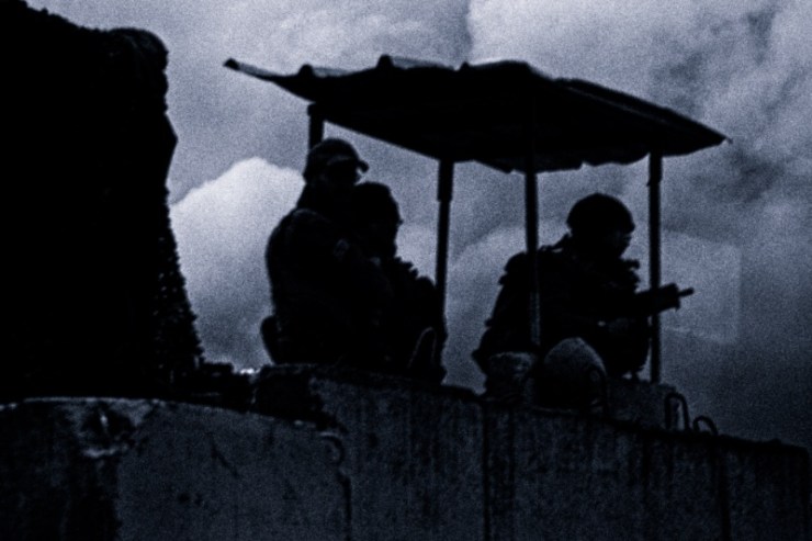 Soldaten houden de wacht aan de grens met Libanon. Foto: © Alfred Muller 