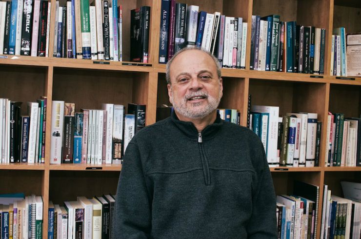 Dr. Salim Munayer in het kantoor van Musalaha in Jeruzalem. Foto: © Alfred Muller  