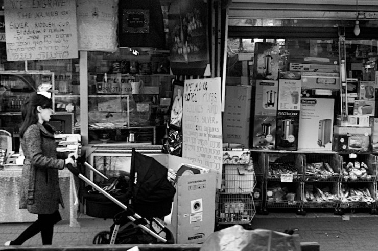 Een haredische vrouw in de streng religieuze Mea Shearim wijk in Jeruzalem. Foto: ©  Alfred Muller.