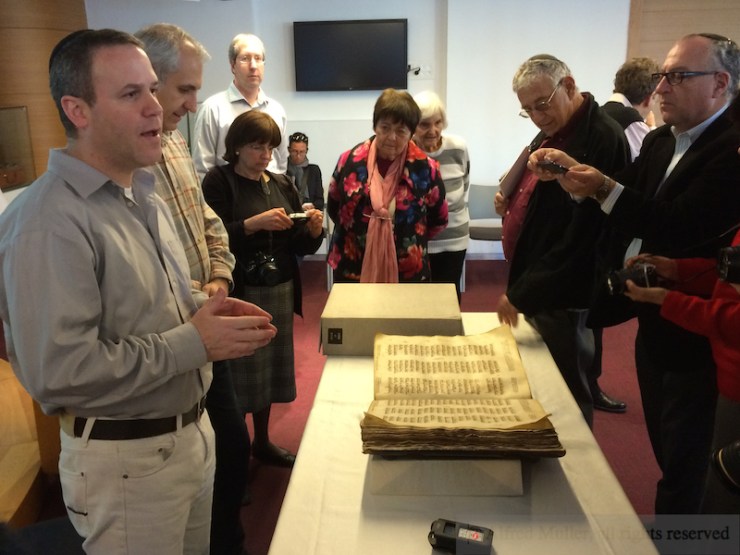 Dr. Aviad Stollman geeft uitleg over oude documenten. 