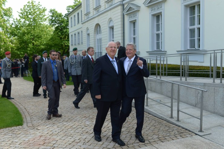 President Reuven Rivlin (l) en zijn Duitse ambtgenoot Joachim Gauck op paleis Bellevue in Berlijn. Foto: GPO. 