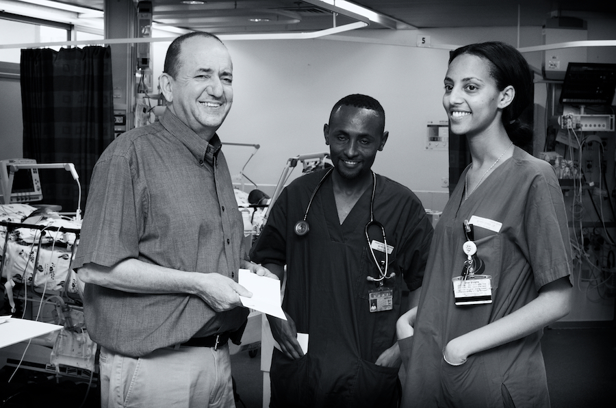 Dr. Sion Houri (l.) op de Intensive Care Unit met dr. Habtamu Sime Gizaw uit Ethiopië (m.) en de Israëlische verpleegkundige Yael Pkadia.