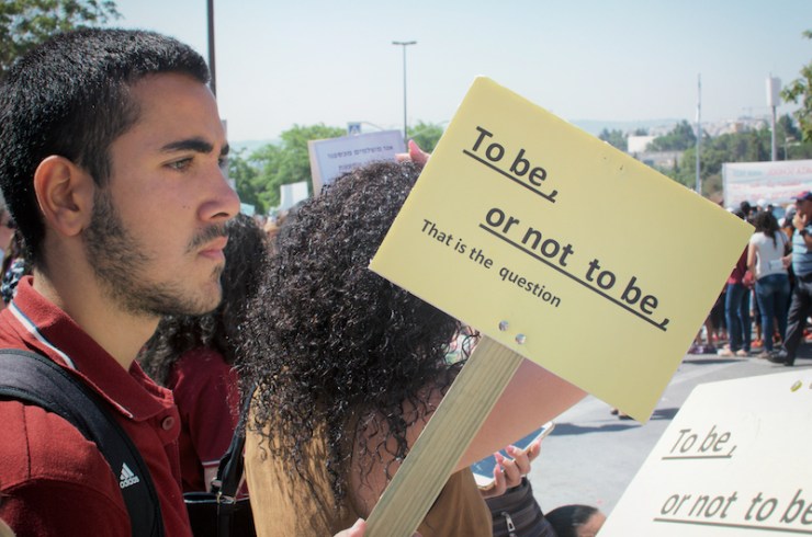 Demonstration Christian Schools in front of PM Office