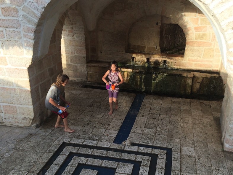 Kinderen spelen bij de Mariabron.