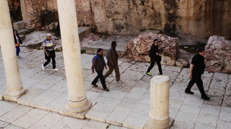 2 Ds. David Pileggi loopt in Jeruzalems Cardo voor de deelnemers uit van de At the Crossroads Conferentie. Foto Carino Casas (1).jpg