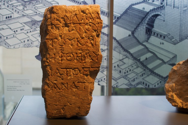 5 De steen met het gebod: geen vreemdeling mag naar binnen. Foto: Alfred Muller