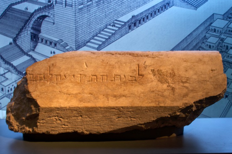 6 De steen met het inschrift „de plaats van het trompetgeschal stond op de plek waar een priester het begin van de sabbat aankondigde 2