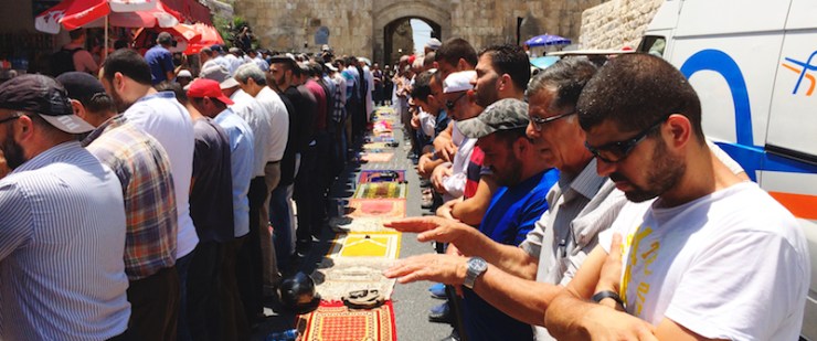 Biddende moslims bij de Leeuwenpoort. Foto: Alfred Muller