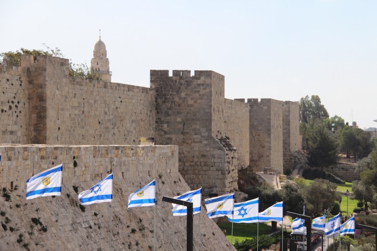 UDF Flagg, Jerusalems murer lovhytt efest 8.10.2017 (Heljä Norberg)