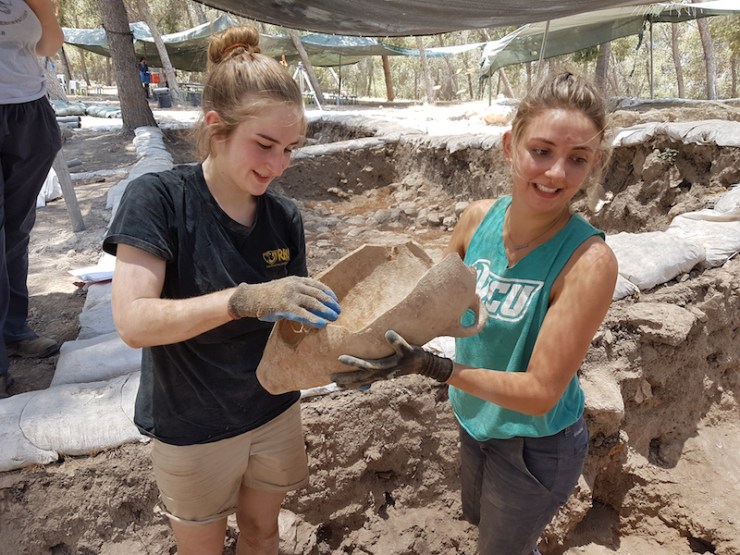 מתנדבות בחפירה.צילום-משלחת החפירות לחורבת אל ראעי.jpg